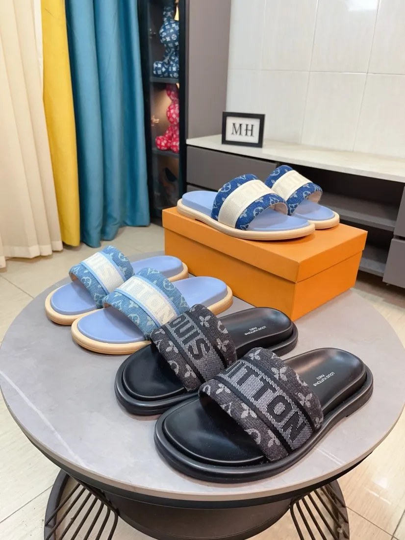 Ex-factory price 360🌹🌹 (lv-Louis Vuitton) New men's slippers, high-end boutique, exquisite embossed logo decoration on the upper, fine workmanship, super soft soles, casual, loose and comfortable, a must-have in summer! \nsize：38-44